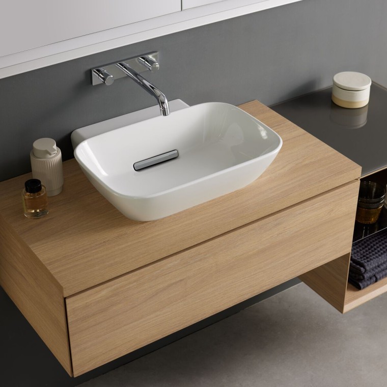 Lavabo à poser de la série Geberit ONE avec écoulement d'eau Geberit CleanDrain, y compris le filtre à cheveux intégré. Lavabo à poser de la série Geberit ONE avec écoulement d'eau Geberit CleanDrain, y compris le filtre à cheveux intégré.