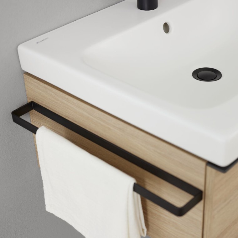 Meuble bas Geberit iCon avec porte-serviettes en noir mat (© Geberit)