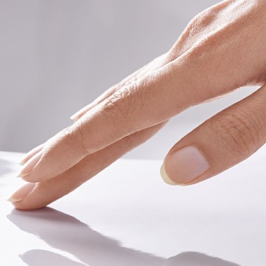 La surface de la céramique est caressée à la main La surface de la céramique est caressée à la main