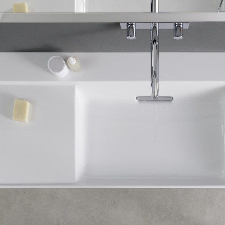Lavabo Geberit ONE avec plage de dépose latérale asymétrique Lavabo Geberit ONE avec plage de dépose latérale asymétrique