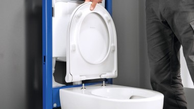 L’abattant WC est aligné et fixé confortablement par le dessus, sans gabarit. L’abattant WC est aligné et fixé confortablement par le dessus, sans gabarit.