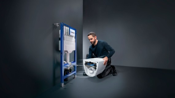 Système de WC à encastrer comprenant le réservoir de chasse à encastrer Geberit Sigma et le WC Geberit Acanto