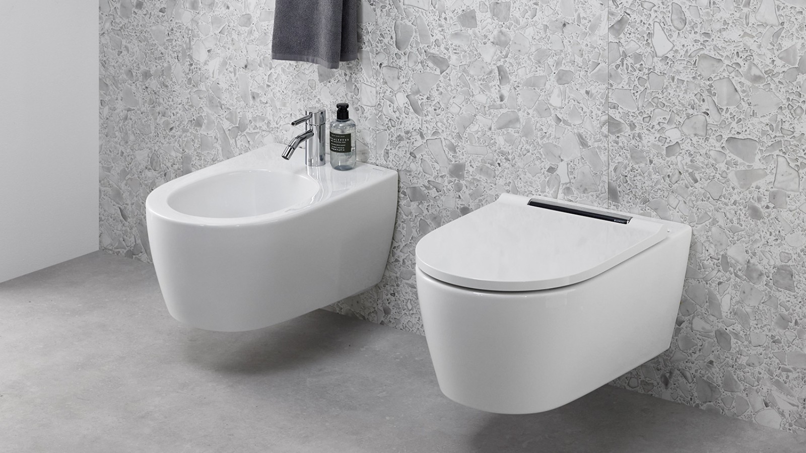 Combinaison d’un bidet Geberit ONE et d’un WC lavant AquaClean Sela Combinaison d’un bidet Geberit ONE et d’un WC lavant AquaClean Sela