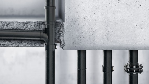 Les tubes et raccords Geberit PE sont soudés et peuvent également être posés dans le béton. Les tubes et raccords Geberit PE sont soudés et peuvent également être posés dans le béton.