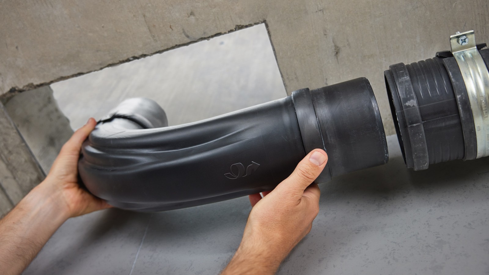 Montage plus simple et plus rapide du coude BottomTurn Geberit par rapport à celui de deux coudes à 45°