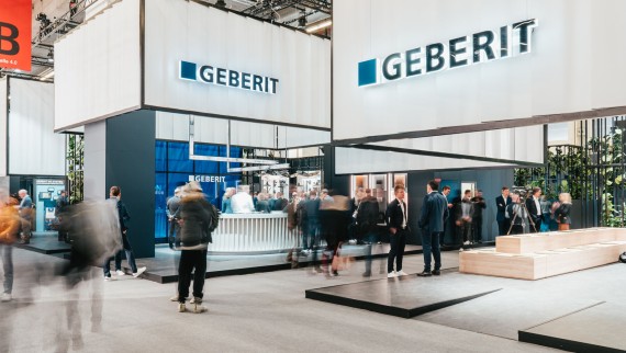 Le stand Geberit avec des visiteurs Le stand Geberit avec des visiteurs