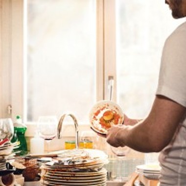 La vaisselle sale s'accumule dans la cuisine La vaisselle sale s'accumule dans la cuisine