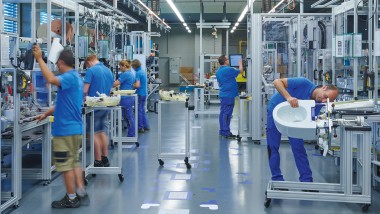 Collaborateurs de Geberit dans le hall de production