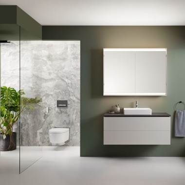 WC lavant Geberit AquaClean Maïra Comfort dans une salle de bains Geberit ONE WC lavant Geberit AquaClean Maïra Comfort dans une salle de bains Geberit ONE