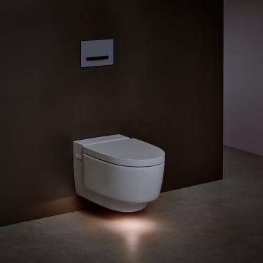 WC lavant Geberit AquaClean Maïra avec éclairage d'orientation allumé WC lavant Geberit AquaClean Maïra avec éclairage d'orientation allumé