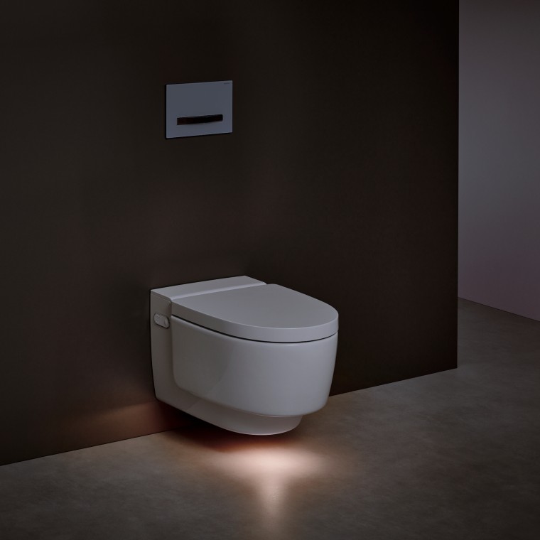 WC lavant Geberit AquaClean Maïra avec éclairage d'orientation allumé