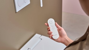 Une télécommande pratique assure une utilisation aisée du WC lavant.