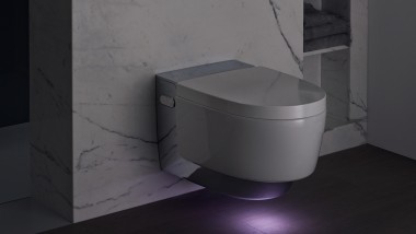 Geberit AquaClean Maïra Comfort avec lumière d’orientation allumée