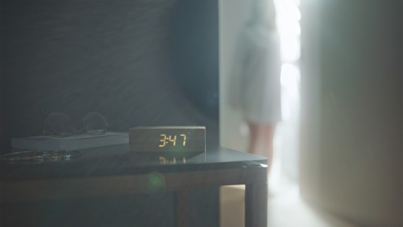 Radio réveil dans la chambre