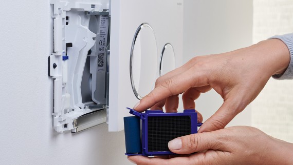 Plaque de déclenchement Geberit avec tiroir pour sticks d'eau bleue Plaque de déclenchement Geberit avec tiroir pour sticks d'eau bleue