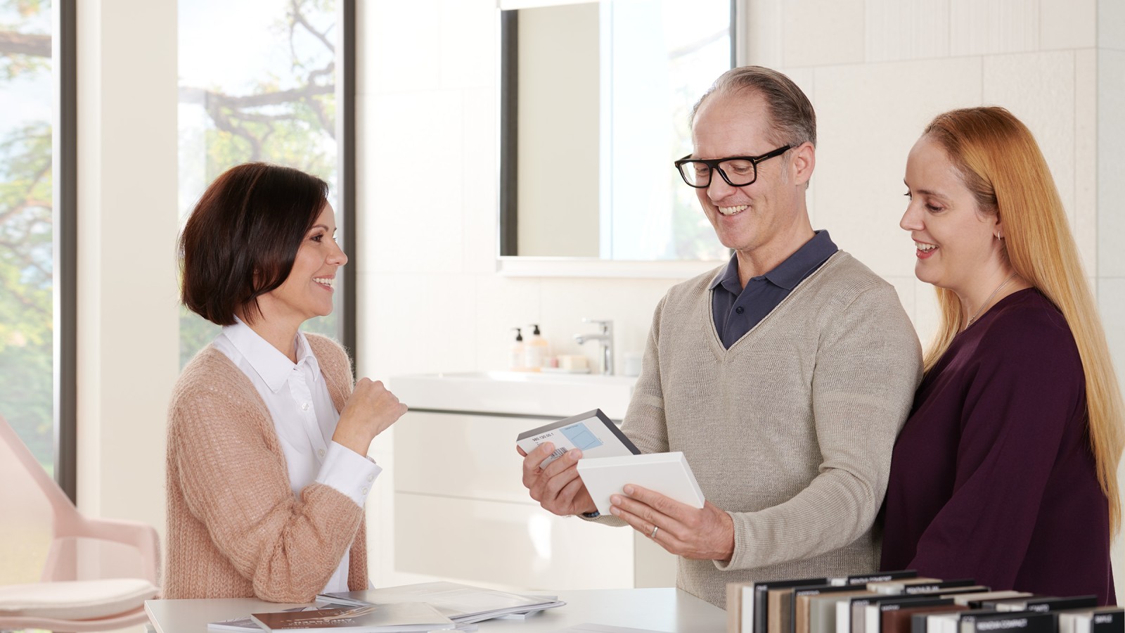 Un détaillant spécialisé conseille un couple Un détaillant spécialisé conseille un couple