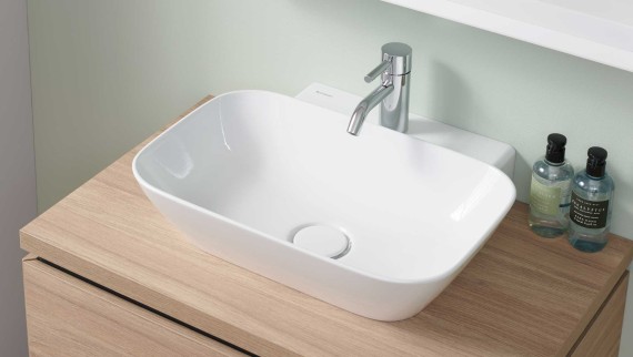 Salle de bains d'invités Geberit ONE avec petit lavabo à poser