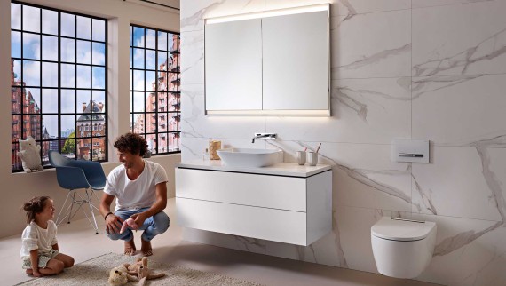 Homme et enfant dans une salle de bains blanche de la série Geberit ONE