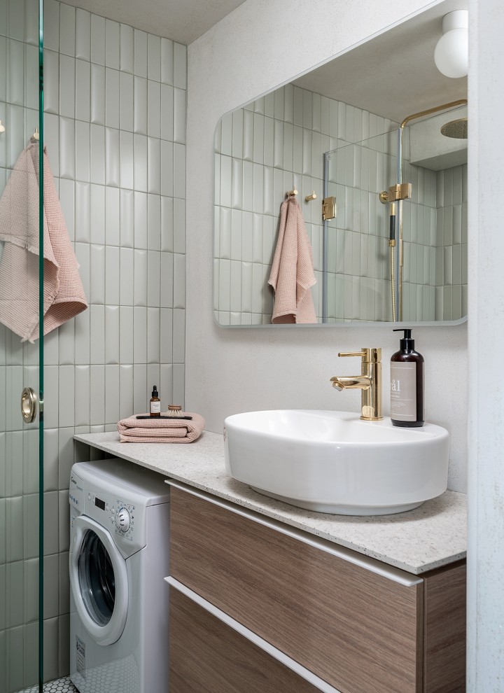 Aménager une petite salle de bains, avec le lavabo ovale de la collection VariForm et les meubles en aspect chêne (© Meja Hynynen)