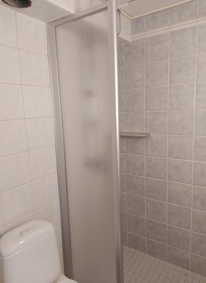 Avant, avec vue sur la cabine de douche et le WC au sol (© Meja Hynynen) Avant, avec vue sur la cabine de douche et le WC au sol (© Meja Hynynen)