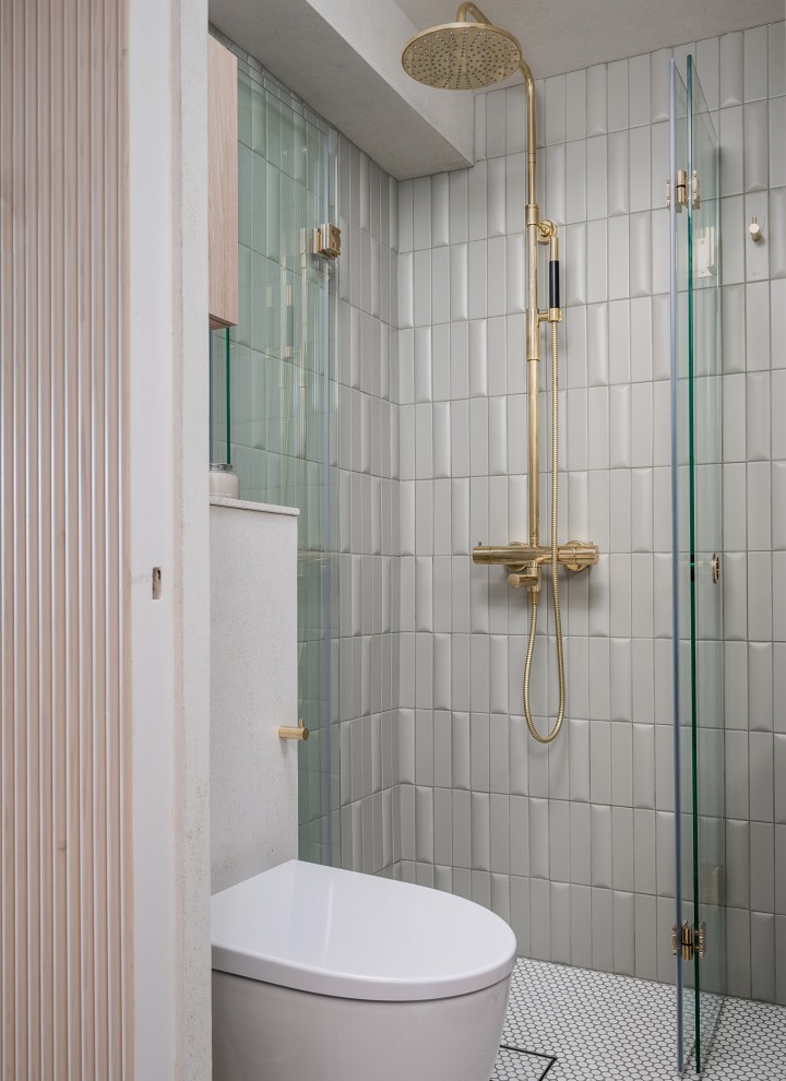 ,Après, la petite salle de bains avec un WC suspendu Geberit de la collection iCon (© Meja Hynynen) ,Après, la petite salle de bains avec un WC suspendu Geberit de la collection iCon (© Meja Hynynen)