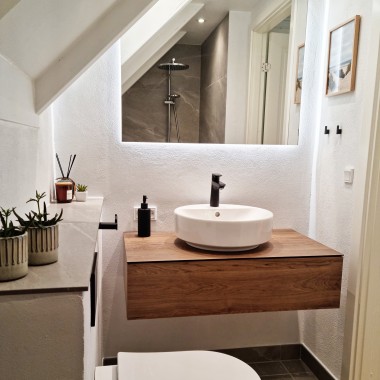 Salle de bains rénovée avec pente de toit, WC suspendu Geberit Acanto et lavabo rond de Geberit VariForm (© @triner2 et @strandparken3) Salle de bains rénovée avec pente de toit, WC suspendu Geberit Acanto et lavabo rond de Geberit VariForm (© @triner2 et @strandparken3)