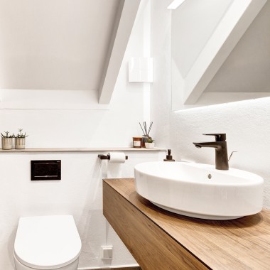 Salle de bains rénovée avec pente de toit, plaque de déclenchement noire et robinetterie noire (© @triner2 et @strandparken3) Salle de bains rénovée avec pente de toit, plaque de déclenchement noire et robinetterie noire (© @triner2 et @strandparken3)