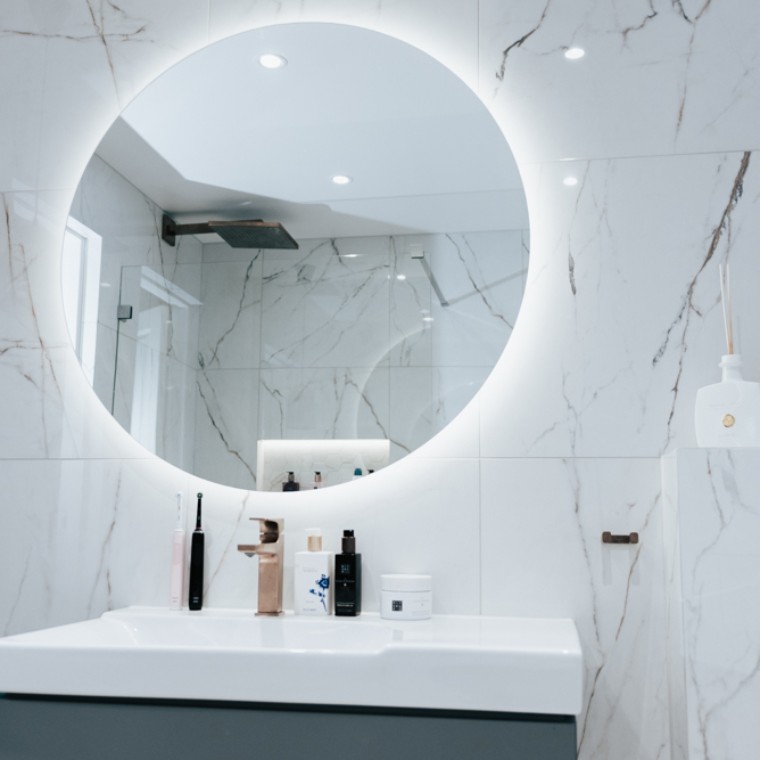 Un miroir rond avec éclairage Un miroir rond avec éclairage