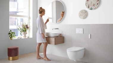 Salle de bains Geberit ONE avec appareils et meubles de salle de bains en céramique blanche (© Geberit)