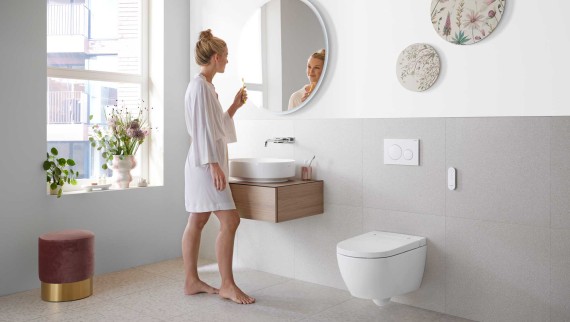 Salle de bains Geberit ONE avec appareils et meubles de salle de bains en céramique blanche (© Geberit)