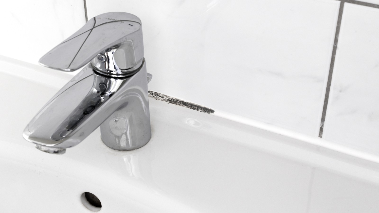 Moisissures sur les joints d’une salle de bains Moisissures sur les joints d’une salle de bains