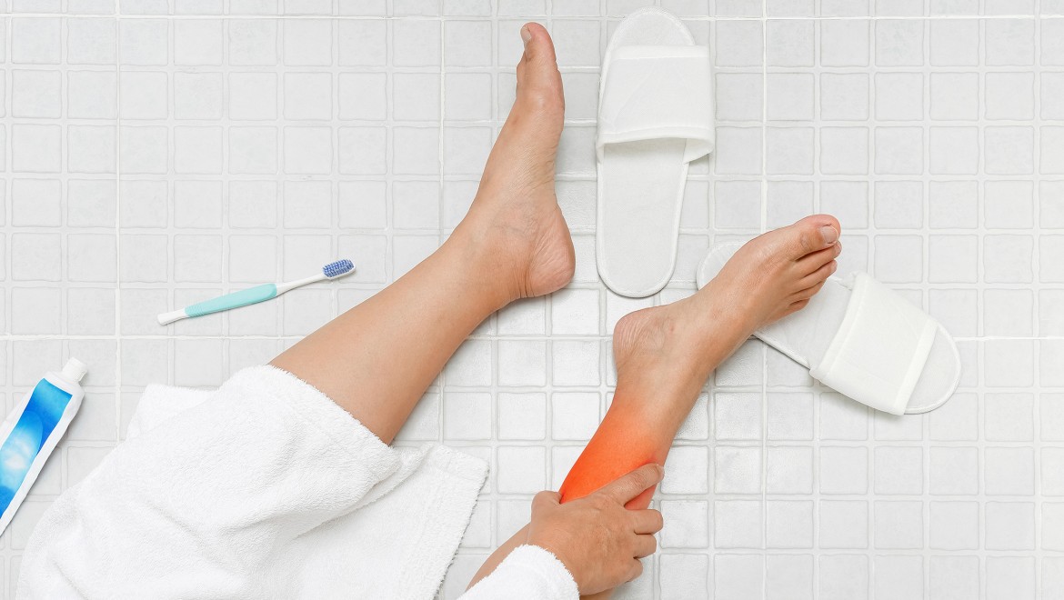 Risque de glissade dans la salle de bains – choisir le bon matériau est essentiel Risque de glissade dans la salle de bains – choisir le bon matériau est essentiel