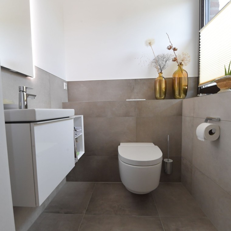 Vue sur le WC lavant Geberit AquaClean Maïra Classic et le lavabo Vue sur le WC lavant Geberit AquaClean Maïra Classic et le lavabo