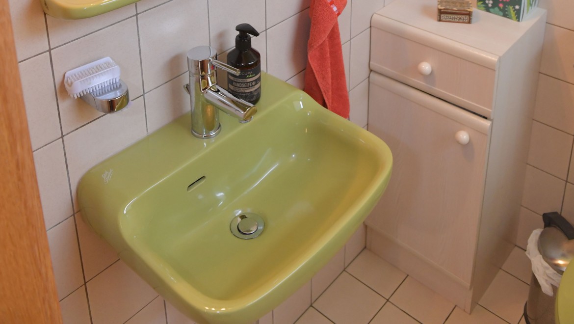 La salle de bains dʼinvité avec une petite armoire et un lavabo La salle de bains dʼinvité avec une petite armoire et un lavabo