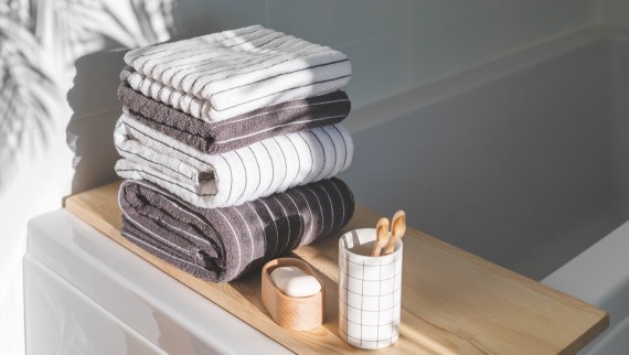 Serviettes rayées dans une salle de bain blanche (© iStock)