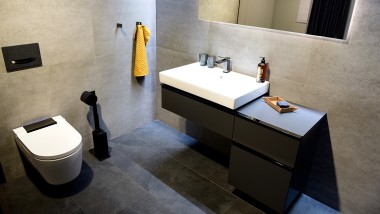 Design épuré misant sur le noir chromé dans la salle de bains