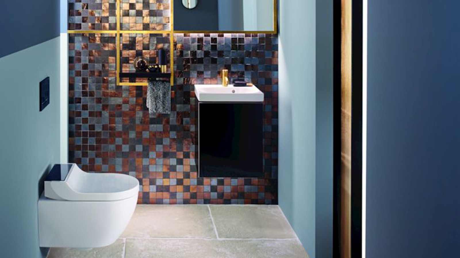 Tons dorés et cuivrés pour un WC particulièrement accueillant