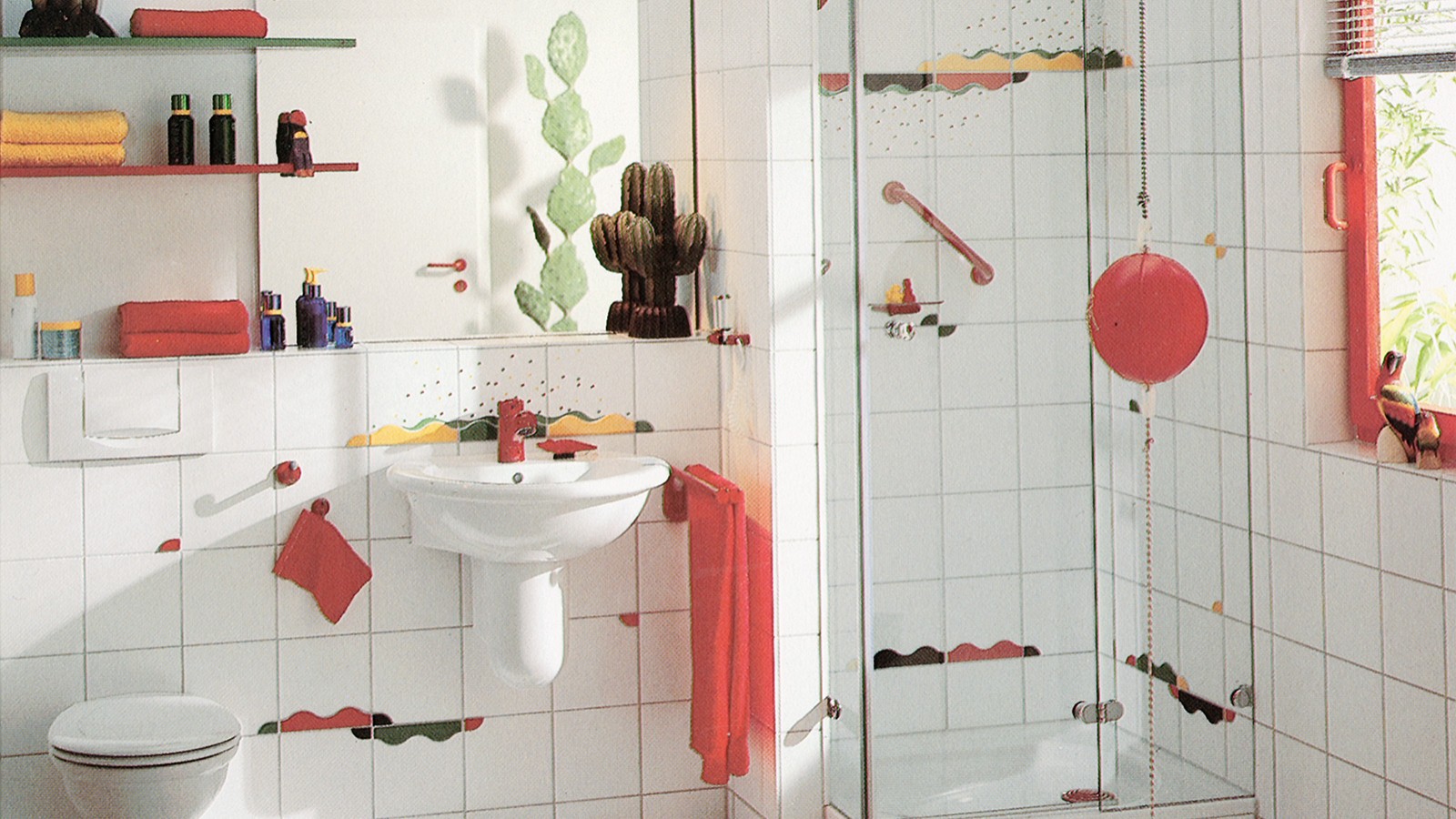 Considérée comme particulièrement chic à l'époque : une salle de bains avec douche séparée et carrelages décorés d'éléments colorés Considérée comme particulièrement chic à l'époque : une salle de bains avec douche séparée et carrelages décorés d'éléments colorés