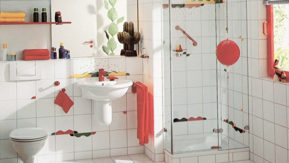 Considérée comme particulièrement chic à l'époque : une salle de bains avec douche séparée et carrelages décorés d'éléments colorés