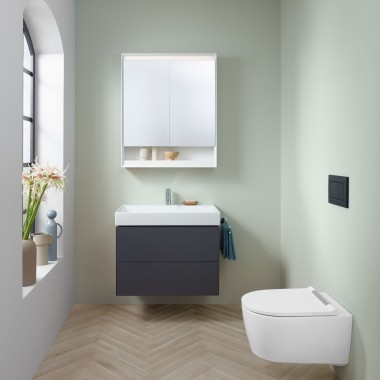 Petite salle de bains à la menthe avec armoire, lavabo, meuble, plaque de déclenchement et appareil en céramique Geberit