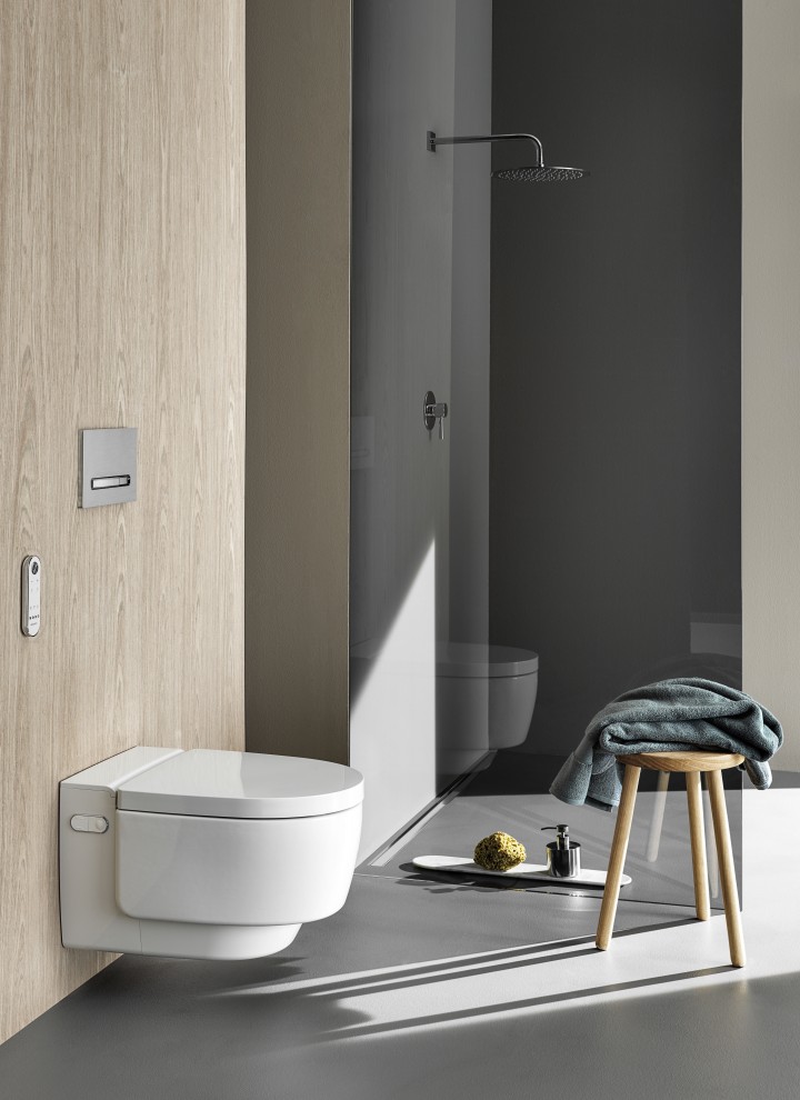 WC lavant Geberit AquaClean Maïra Comfort avec télécommande et plaque de déclenchement Sigma50 (© Geberit)