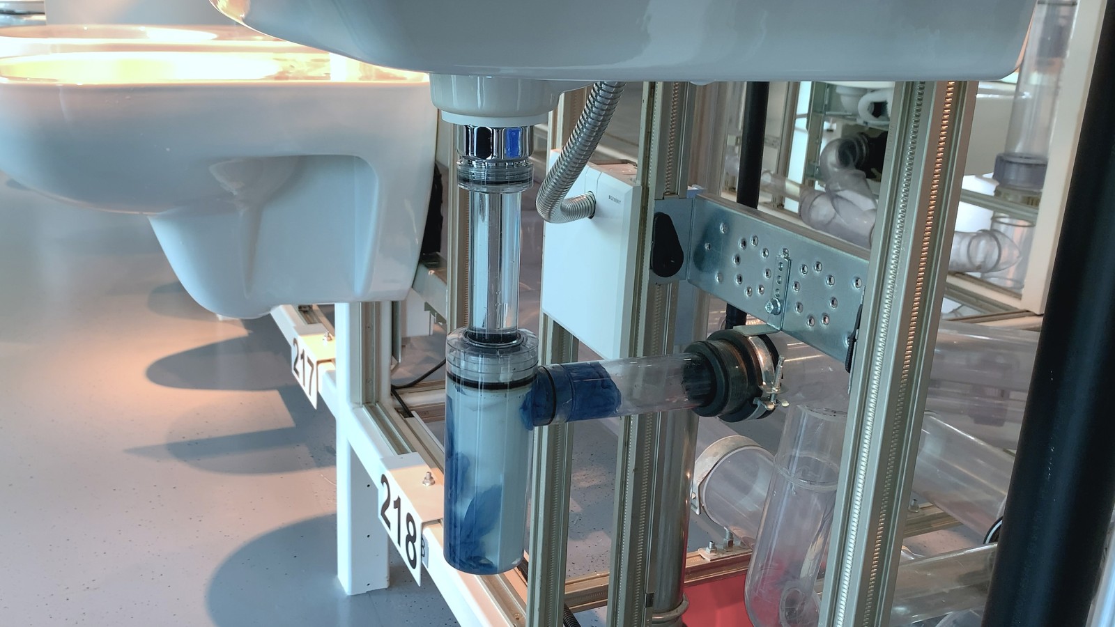 Siphon bouteille obstrué sur un lavabo Siphon bouteille obstrué sur un lavabo