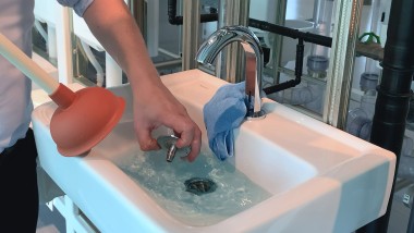 Le cache bonde du lavabo est retiré Le cache bonde du lavabo est retiré