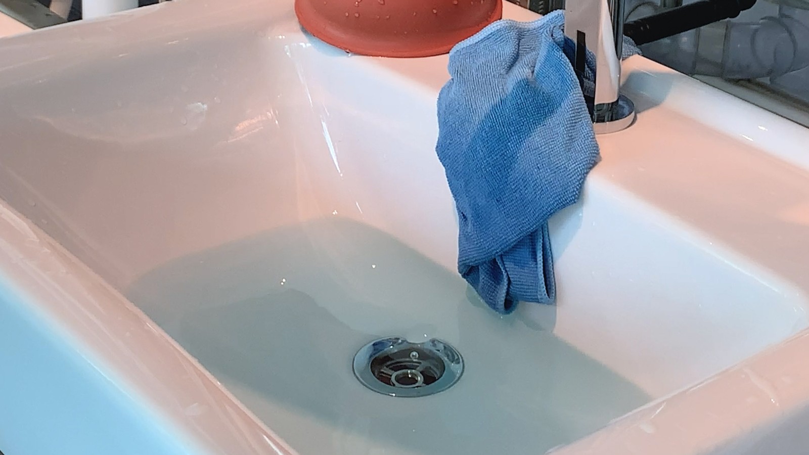 L’eau s’écoule du lavabo.