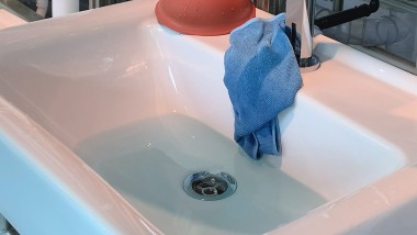 L’eau s’écoule du lavabo. L’eau s’écoule du lavabo.