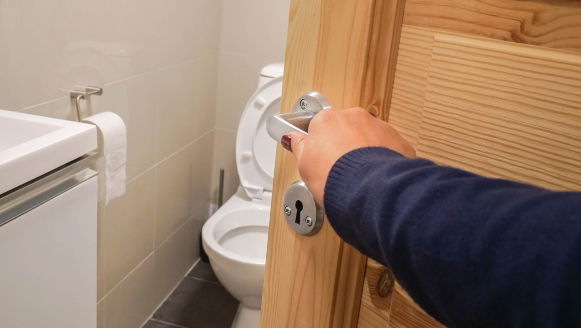 Porte de salle de bains ouvrant vers l’intérieur Porte de salle de bains ouvrant vers l’intérieur