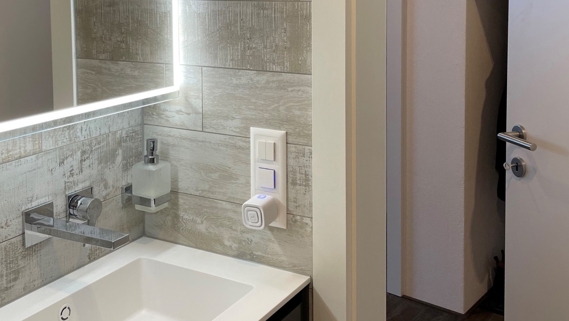 Une porte ouvrant vers l’extérieur fait gagner de la place dans la salle de bains Une porte ouvrant vers l’extérieur fait gagner de la place dans la salle de bains