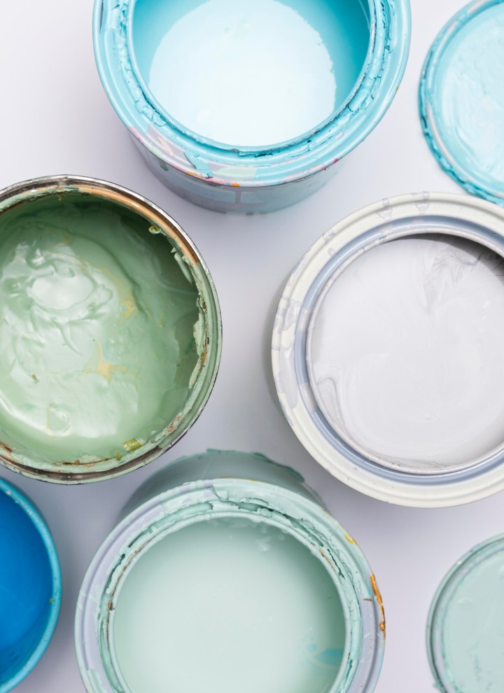 Vue aérienne de différents pots de peinture (© image de Freepik) Vue aérienne de différents pots de peinture (© image de Freepik)