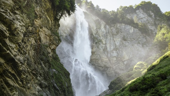 Cascade imposante dans un paysage verdoyant (© Geberit)