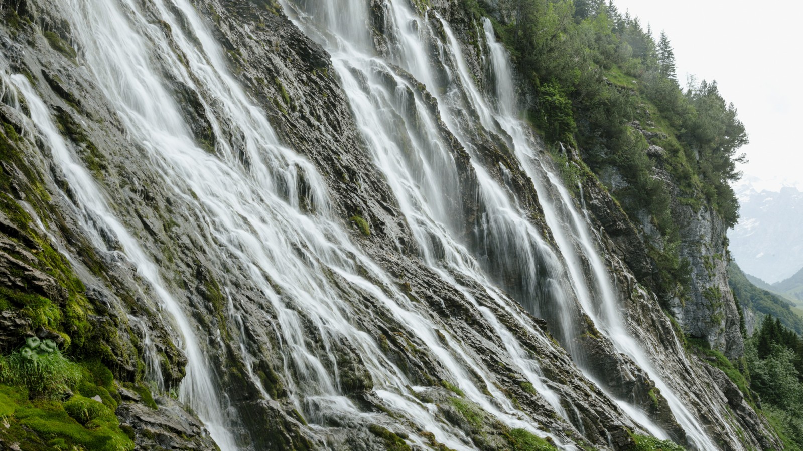Mur de cascade dans un paysage verdoyant (© Geberit)